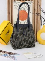 حقيبة توت فيندي الكلاسيكية بنقشة المونوغرام (Fendi FF Monogram Tote Bag) - جودة مطابقة للأصلي - Image 4