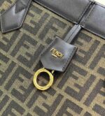 حقيبة توت فيندي الكلاسيكية بنقشة المونوغرام (Fendi FF Monogram Tote Bag) - جودة مطابقة للأصلي - Image 3