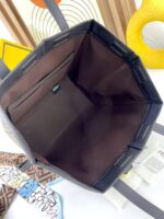 حقيبة توت فيندي الكلاسيكية بنقشة المونوغرام (Fendi FF Monogram Tote Bag) - جودة مطابقة للأصلي - Image 2